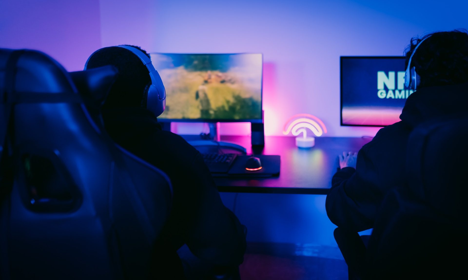 Les jeunes joueurs s'amusent à jouer sur la plate-forme de blockchain de jeu NFT décentralisée à la maison - Gaming Entertainment and New Technology Concept
