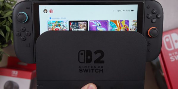 La switch 2: succès commercial et innovation Un commutateur Nintendo est amarré et allumé.