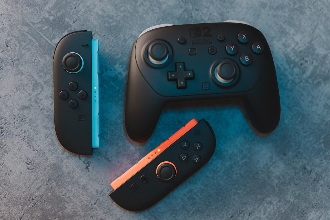 Différentes manettes Nintendo Switch sur une surface.