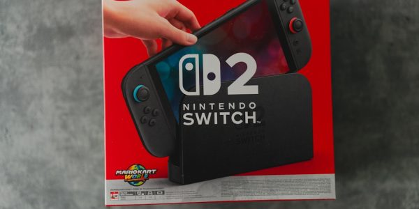 Faut-il passer de la switch 1 au 2 ? guide pratique Une personne tient une Nintendo Switch.