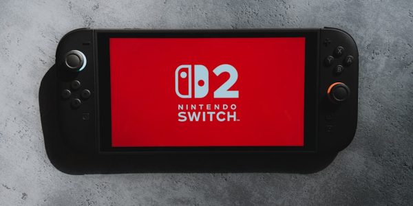 Disponibilité de la switch 2 : dates, stocks et conseils La Nintendo Switch 2 avec un écran rouge.