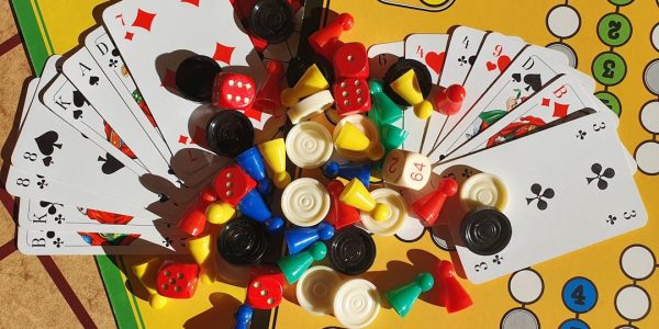 Quel jeu de société vous surprendra le plus cette année ? un gros plan d'un tas de boutons sur une table