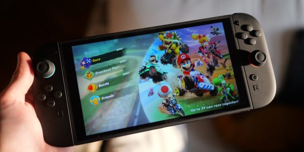 Faut-il acheter la switch 2 à sa sortie ? Quelqu'un joue à Mario Kart sur une Nintendo Switch.
