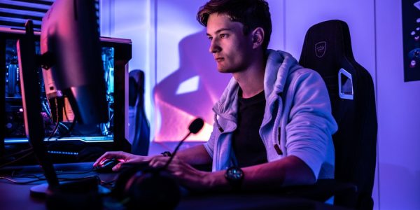 Pourquoi la qualité des serveurs change tout à votre expérience de jeu en ligne ? un homme assis devant un écran d'ordinateur