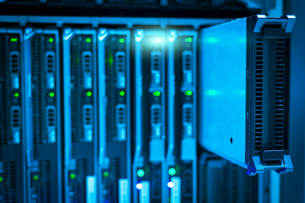 Vue détaillée d'un rack de serveur axé sur la technologie et le stockage de données.