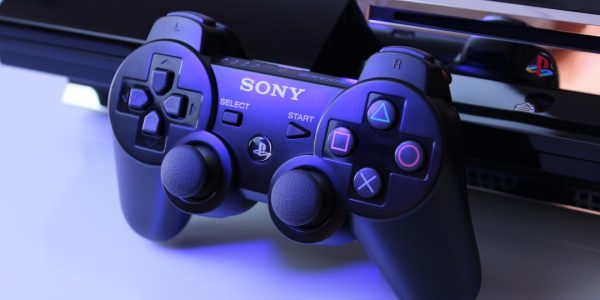 La PS2 prend-elle de la valeur et combien vaut-elle aujourd’hui ? manette Sony PS2 noire sur surface blanche