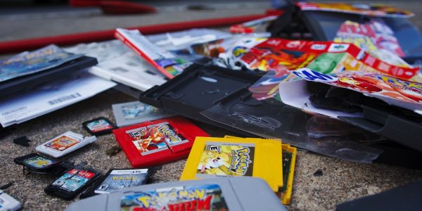 Neuf, occasion ou reconditionné : la meilleure façon d’acheter sa console en 2026 un tas de jeux Nintendo posés sur le sol